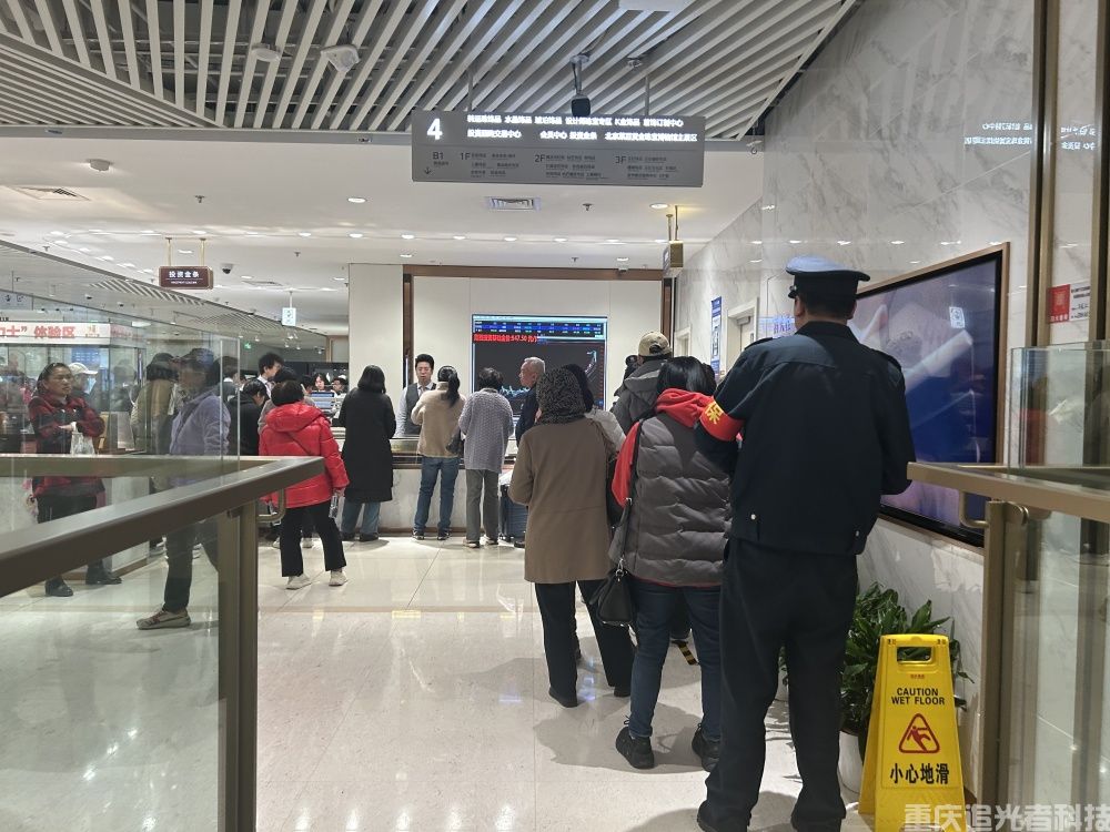 金價驚魂一夜后：“囤金大爺大媽”擠爆金店，拿下百克金條(2)