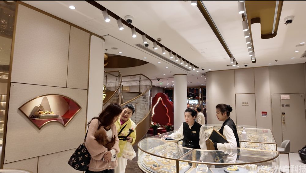 金價驚魂一夜后：“囤金大爺大媽”擠爆金店，拿下百克金條(4)